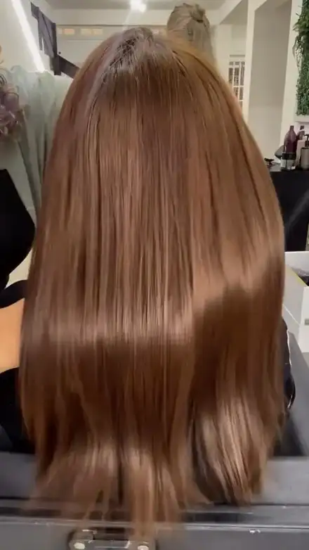 Cabelo acobreado liso, de costas