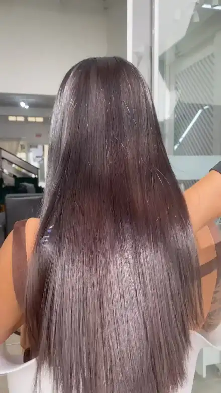 Cabelo castanho liso e longo, de costas