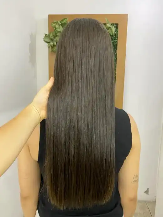 Cabelo liso e brilhante, de costas