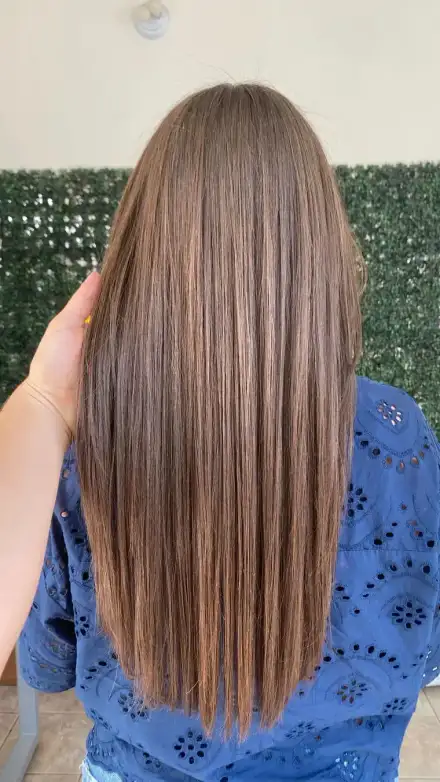 Cabelo liso de costas, iluminado pela janela
