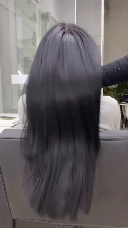 Cabelo preto liso, de costas