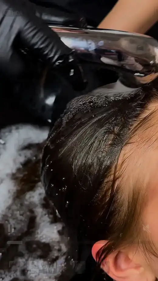Cabelo com espuma durante a lavagem no salão